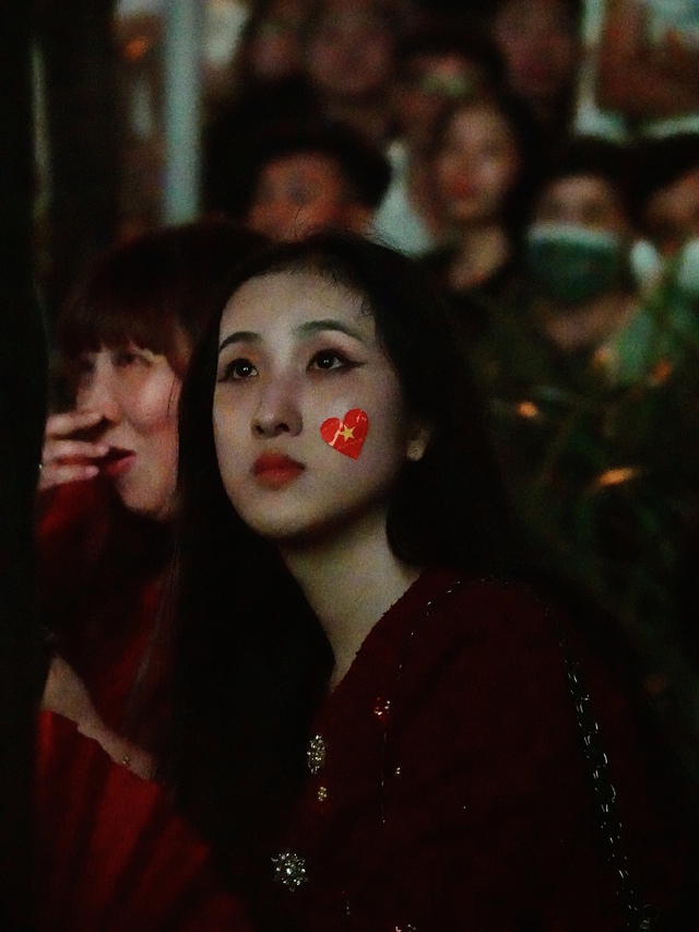 H&agrave;ng ngh&igrave;n người n&iacute;n thở tr&ecirc;n phố đi bộ Nguyễn Huệ, tất cả đang chờ một khoảnh khắc!- Ảnh 22.