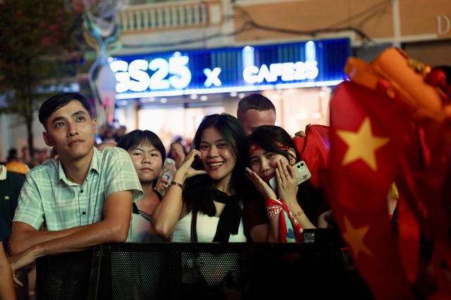 H&agrave;ng ngh&igrave;n người n&iacute;n thở tr&ecirc;n phố đi bộ Nguyễn Huệ, tất cả đang chờ một khoảnh khắc!- Ảnh 23.