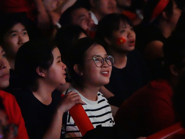 H&agrave;ng ngh&igrave;n người n&iacute;n thở tr&ecirc;n phố đi bộ Nguyễn Huệ, tất cả đang chờ một khoảnh khắc!- Ảnh 24.