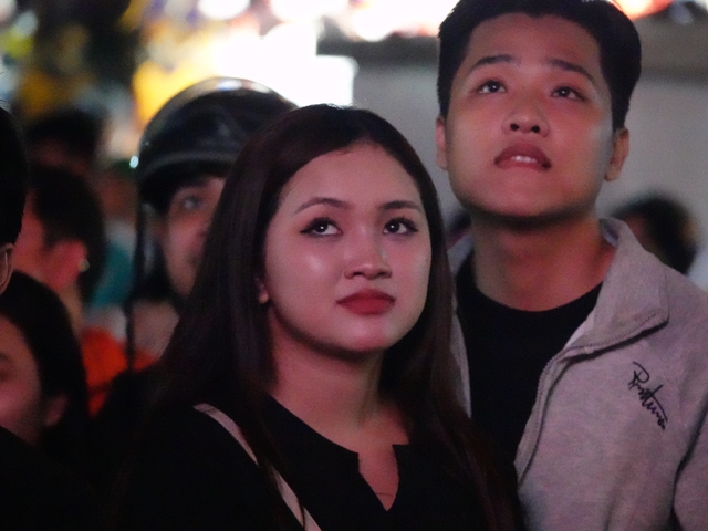 H&agrave;ng ngh&igrave;n người n&iacute;n thở tr&ecirc;n phố đi bộ Nguyễn Huệ, tất cả đang chờ một khoảnh khắc!- Ảnh 25.