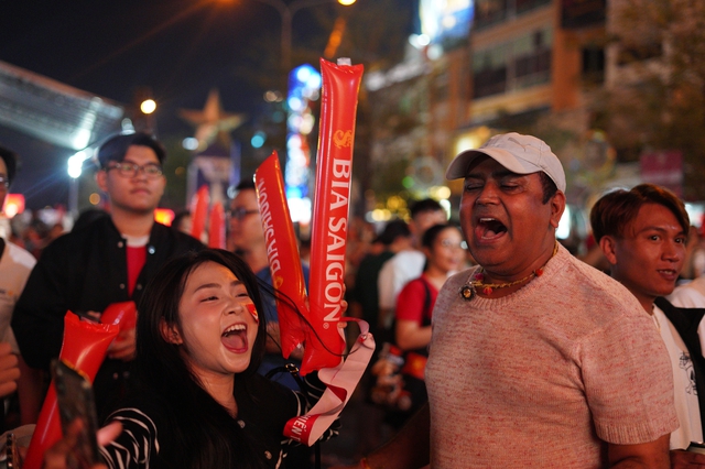 Việt Nam vô địch: Đường phố vui như Tết rồi nè!- Ảnh 6. Việt Nam vô địch: Đường phố vui như Tết rồi nè!- Ảnh 6.