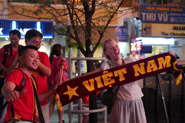 Việt Nam vô địch: Đường phố vui như Tết rồi nè!- Ảnh 9. Việt Nam vô địch: Đường phố vui như Tết rồi nè!- Ảnh 9.
