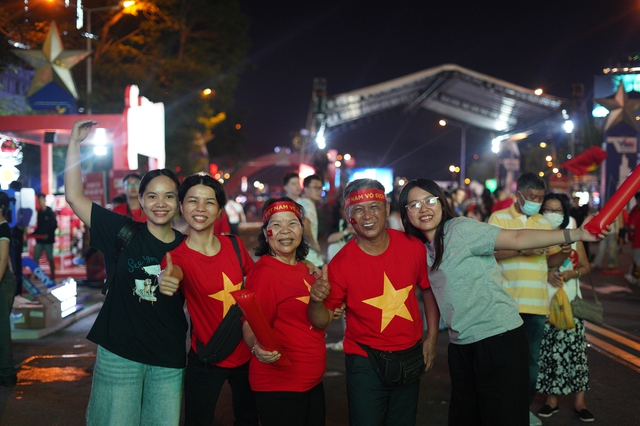 Việt Nam vô địch: Đường phố vui như Tết rồi nè!- Ảnh 10. Việt Nam vô địch: Đường phố vui như Tết rồi nè!- Ảnh 10.
