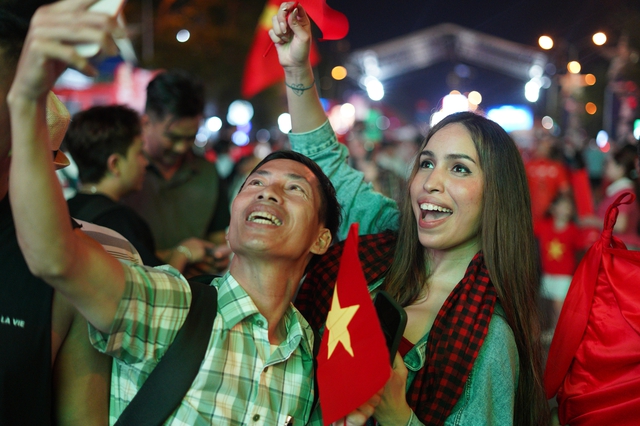 Việt Nam vô địch: Đường phố vui như Tết rồi nè!- Ảnh 11. Việt Nam vô địch: Đường phố vui như Tết rồi nè!- Ảnh 11.