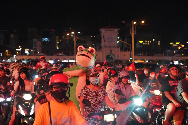 Việt Nam vô địch: Đường phố vui như Tết rồi nè!- Ảnh 23. Việt Nam vô địch: Đường phố vui như Tết rồi nè!- Ảnh 23.