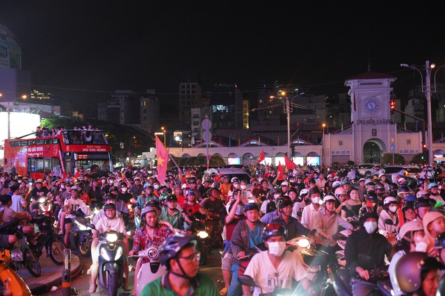 Việt Nam vô địch: Đường phố vui như Tết rồi nè!- Ảnh 22. Việt Nam vô địch: Đường phố vui như Tết rồi nè!- Ảnh 22.