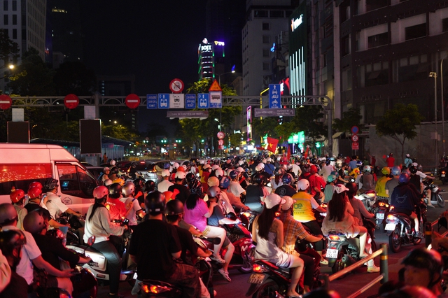 Việt Nam vô địch: Đường phố vui như Tết rồi nè!- Ảnh 24. Việt Nam vô địch: Đường phố vui như Tết rồi nè!- Ảnh 24.