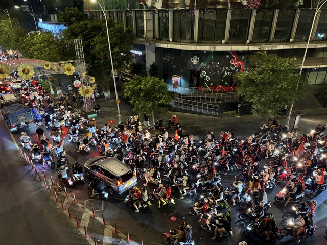 Việt Nam vô địch: Đường phố vui như Tết rồi nè!- Ảnh 82.