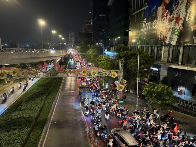 Việt Nam vô địch: Đường phố vui như Tết rồi nè!- Ảnh 83.