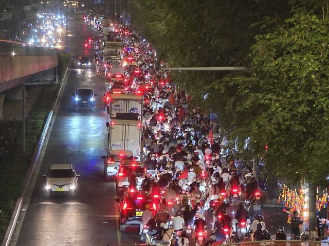 Việt Nam vô địch: Đường phố vui như Tết rồi nè!- Ảnh 84.