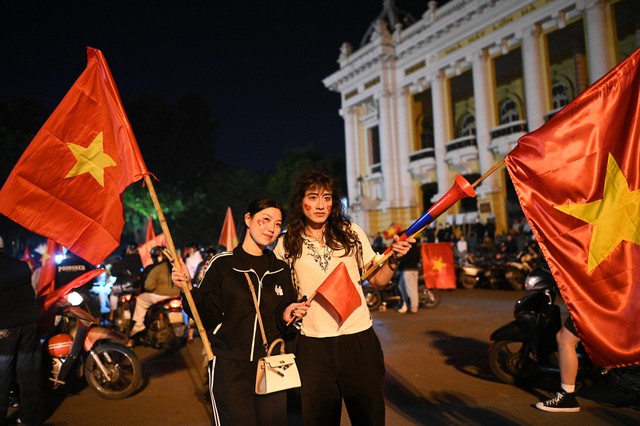 Việt Nam vô địch: Đường phố vui như Tết rồi nè!- Ảnh 28. Việt Nam vô địch: Đường phố vui như Tết rồi nè!- Ảnh 28.