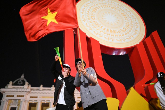 Việt Nam vô địch: Đường phố vui như Tết rồi nè!- Ảnh 27. Việt Nam vô địch: Đường phố vui như Tết rồi nè!- Ảnh 27.