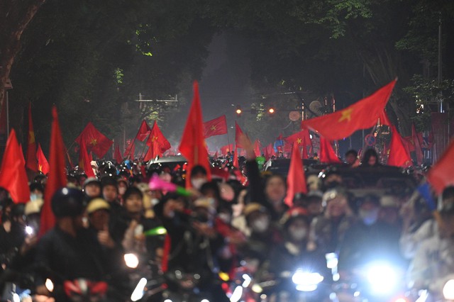 Việt Nam vô địch: Đường phố vui như Tết rồi nè!- Ảnh 52. Việt Nam vô địch: Đường phố vui như Tết rồi nè!- Ảnh 52.