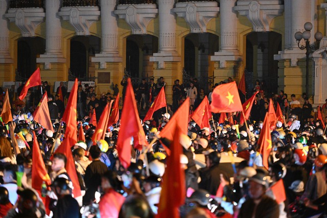 Việt Nam vô địch: Đường phố vui như Tết rồi nè!- Ảnh 50. Việt Nam vô địch: Đường phố vui như Tết rồi nè!- Ảnh 50.