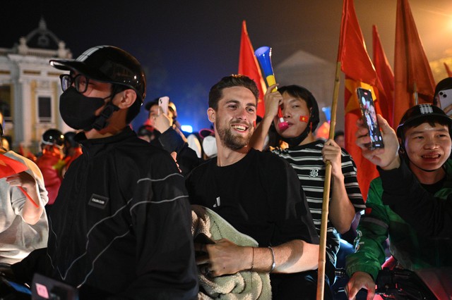 Việt Nam vô địch: Đường phố vui như Tết rồi nè!- Ảnh 56. Việt Nam vô địch: Đường phố vui như Tết rồi nè!- Ảnh 56.