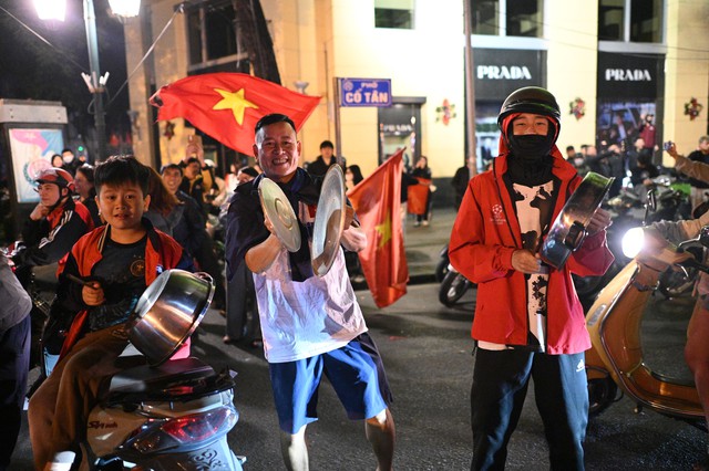 Việt Nam vô địch: Đường phố vui như Tết rồi nè!- Ảnh 55. Việt Nam vô địch: Đường phố vui như Tết rồi nè!- Ảnh 55.