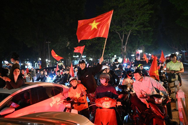 Việt Nam vô địch: Đường phố vui như Tết rồi nè!- Ảnh 54. Việt Nam vô địch: Đường phố vui như Tết rồi nè!- Ảnh 54.