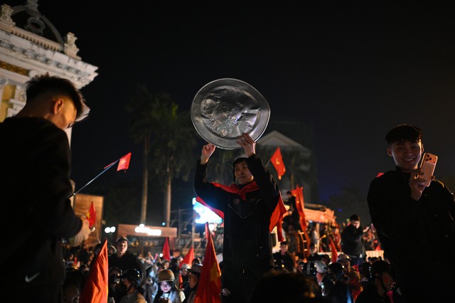 Việt Nam vô địch: Đường phố vui như Tết rồi nè!- Ảnh 76.