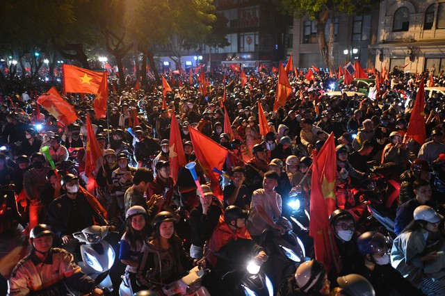 Việt Nam vô địch: Đường phố vui như Tết rồi nè!- Ảnh 70.