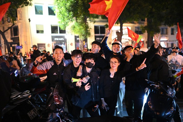 Việt Nam vô địch: Đường phố vui như Tết rồi nè!- Ảnh 72.