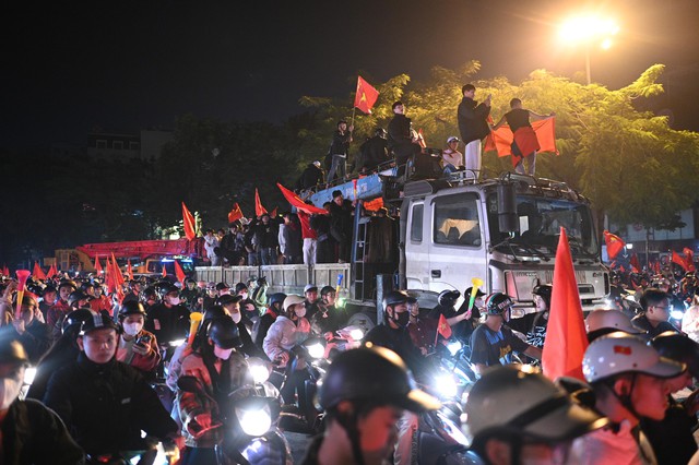 Việt Nam vô địch: Đường phố vui như Tết rồi nè!- Ảnh 75.