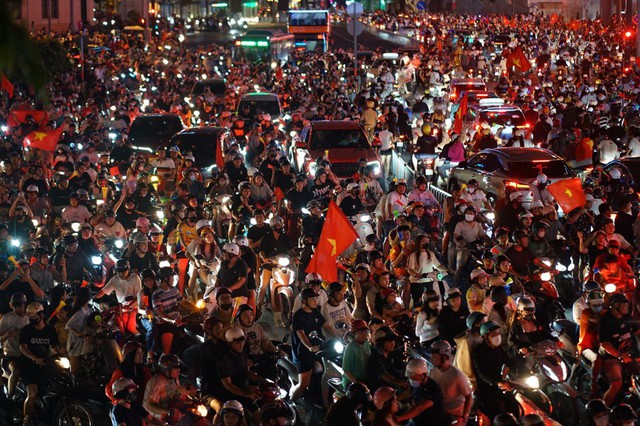 Việt Nam vô địch: Đường phố vui như Tết rồi nè!- Ảnh 21. Việt Nam vô địch: Đường phố vui như Tết rồi nè!- Ảnh 21.