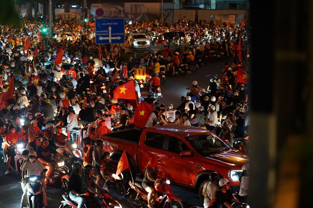 Việt Nam vô địch: Đường phố vui như Tết rồi nè!- Ảnh 42. Việt Nam vô địch: Đường phố vui như Tết rồi nè!- Ảnh 42.