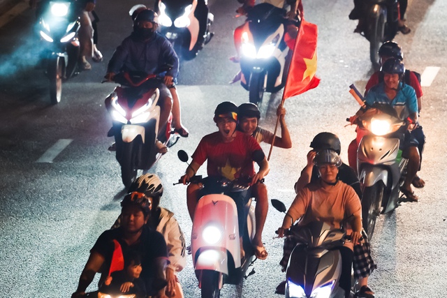 Việt Nam vô địch: Đường phố vui như Tết rồi nè!- Ảnh 36. Việt Nam vô địch: Đường phố vui như Tết rồi nè!- Ảnh 36.