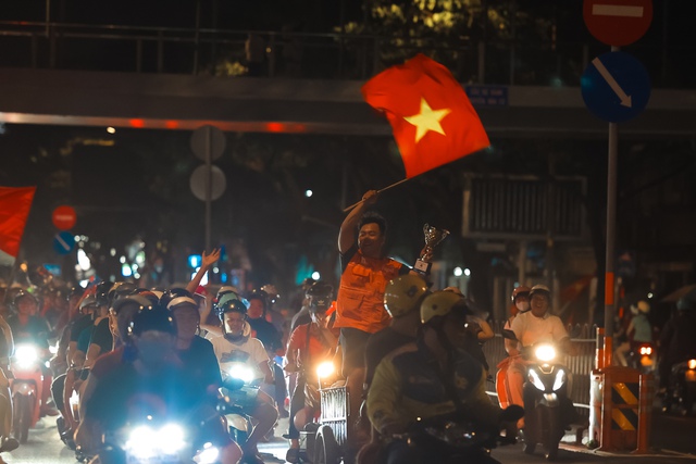 Việt Nam vô địch: Đường phố vui như Tết rồi nè!- Ảnh 39. Việt Nam vô địch: Đường phố vui như Tết rồi nè!- Ảnh 39.