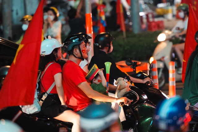 Việt Nam vô địch: Đường phố vui như Tết rồi nè!- Ảnh 37. Việt Nam vô địch: Đường phố vui như Tết rồi nè!- Ảnh 37.