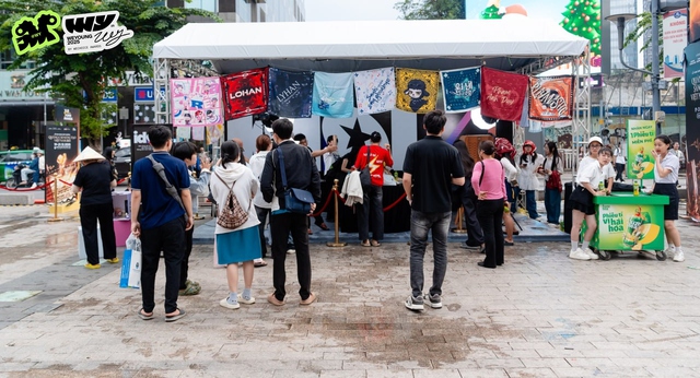 Chuyện g&igrave; đang xảy ra ở phố đi bộ Nguyễn Huệ trước thềm Gala WeYoung?- Ảnh 1.