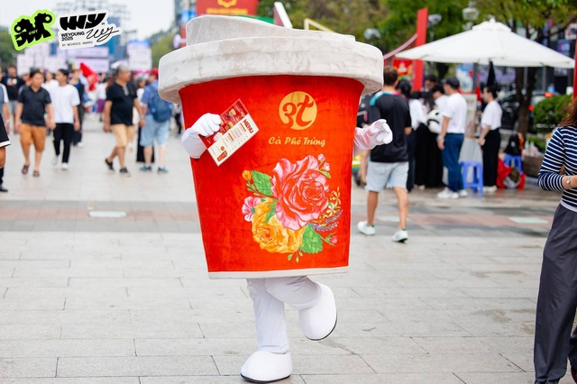 Chuyện g&igrave; đang xảy ra ở phố đi bộ Nguyễn Huệ trước thềm Gala WeYoung?- Ảnh 11.