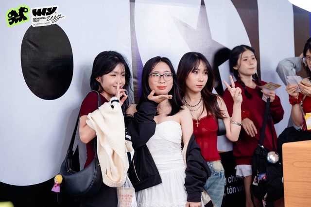 Chuyện g&igrave; đang xảy ra ở phố đi bộ Nguyễn Huệ trước thềm Gala WeYoung?- Ảnh 2.