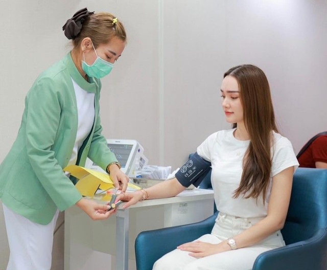 Tại sao phụ nữ thường tăng huyết áp khi bước vào tiền mãn kinh? Đừng bỏ lỡ 6 thực phẩm hạ huyết áp cực "nhạy" và lành mạnh- Ảnh 1.