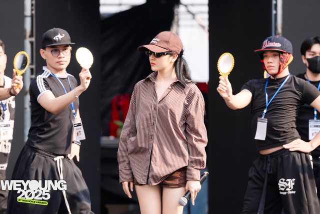 Tổng duyệt Gala WeYoung 2025: Bảo Anh khoe mặt mộc vẫn quá đỉnh, một ‘sít rịt” đủ khiến fan Ninh Dương Story đứng ngồi không yên- Ảnh 15.