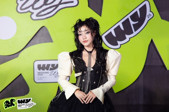 Không khí HOT 1000 độ tại phố đi bộ lúc này: Dàn sao Mưa Đỏ gây náo loạn, "anh Tạ" khoe visual lột xác- Ảnh 6. Không khí HOT 1000 độ tại phố đi bộ lúc này: Dàn sao Mưa Đỏ gây náo loạn, "anh Tạ" khoe visual lột xác- Ảnh 6.