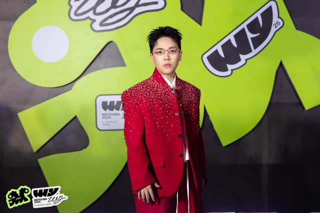 Không khí HOT 1000 độ tại phố đi bộ lúc này: Dàn sao Mưa Đỏ gây náo loạn, "anh Tạ" khoe visual lột xác- Ảnh 7. Không khí HOT 1000 độ tại phố đi bộ lúc này: Dàn sao Mưa Đỏ gây náo loạn, "anh Tạ" khoe visual lột xác- Ảnh 7.