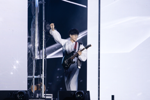 Em Xinh Chi X&ecirc; đẹp như n&agrave;ng thơ, The Flob đốt ch&aacute;y s&acirc;n khấu WeYoung 2025 bằng năng lượng đi&ecirc;n đảo- Ảnh 4.