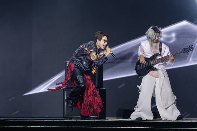 Em Xinh Chi X&ecirc; đẹp như n&agrave;ng thơ, The Flob đốt ch&aacute;y s&acirc;n khấu WeYoung 2025 bằng năng lượng đi&ecirc;n đảo- Ảnh 3.