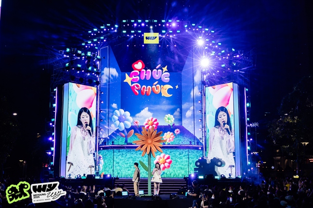 WeYoung 2025 b&ugrave;ng nổ s&acirc;n khấu t&igrave;nh ca: Visual LED rực rỡ biến cả phố đi bộ trở n&ecirc;n v&ocirc; c&ugrave;ng l&atilde;ng mạn- Ảnh 6.