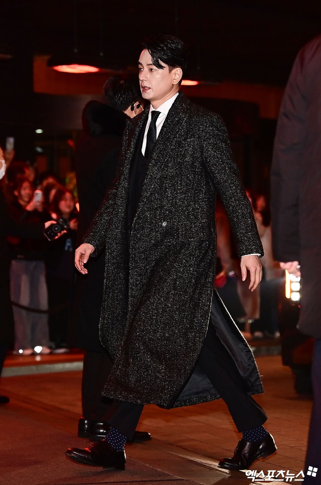 Si&ecirc;u đ&aacute;m cưới Kim Woo Bin - Shin Min Ah: D.O. (EXO) vội v&agrave;ng từ MMA chạy đến, V (BTS) - Lee Kwang Soo xuất hiện cực bảnh- Ảnh 14.