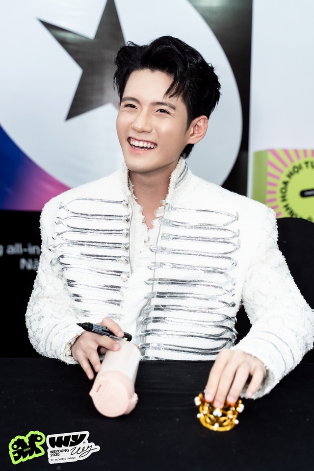 Không khí HOT 1000 độ tại phố đi bộ lúc này: Dàn sao Mưa Đỏ gây náo loạn, "anh Tạ" khoe visual lột xác- Ảnh 4. Không khí HOT 1000 độ tại phố đi bộ lúc này: Dàn sao Mưa Đỏ gây náo loạn, "anh Tạ" khoe visual lột xác- Ảnh 4.