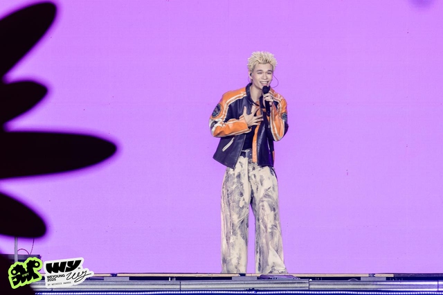 WeYoung 2025 b&ugrave;ng nổ s&acirc;n khấu t&igrave;nh ca: Visual LED rực rỡ biến cả phố đi bộ trở n&ecirc;n v&ocirc; c&ugrave;ng l&atilde;ng mạn- Ảnh 1.