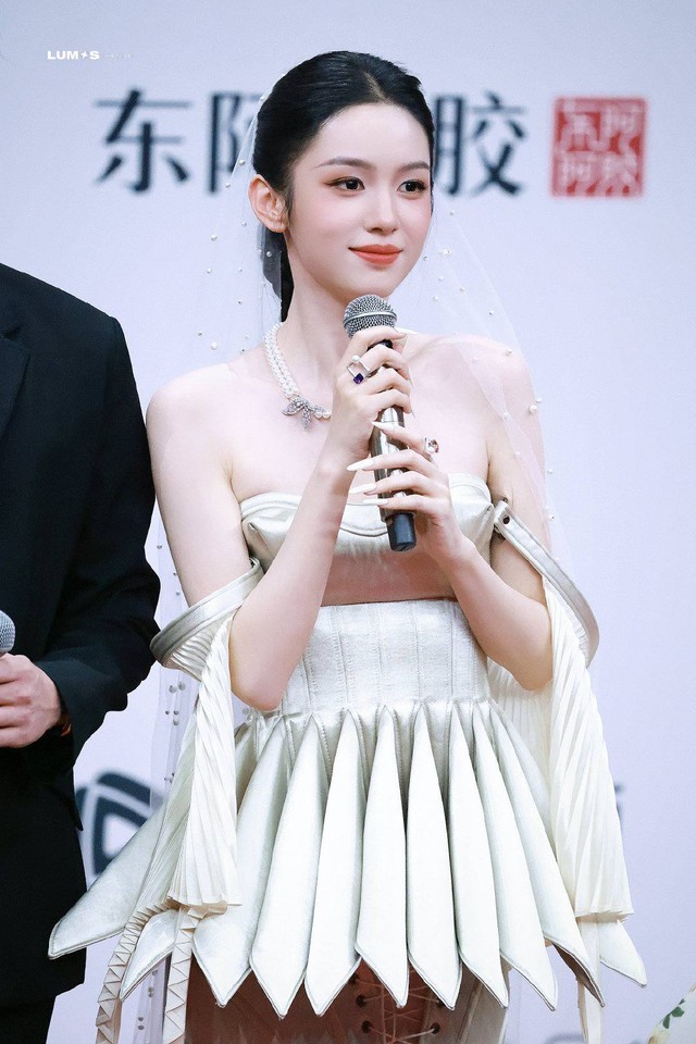 Ng&atilde; m&agrave; cũng tao nh&atilde; ch&iacute;nh l&agrave; để n&oacute;i về mỹ nh&acirc;n n&agrave;y: Đẹp chấn động thị gi&aacute;c, cả MXH to&agrave;n lời khen- Ảnh 3.