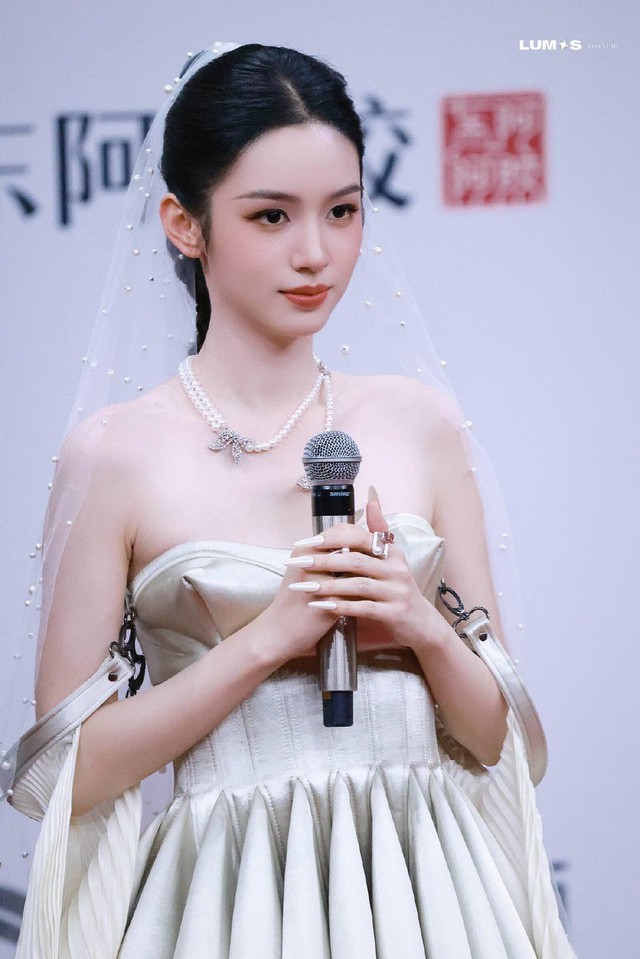 Ng&atilde; m&agrave; cũng tao nh&atilde; ch&iacute;nh l&agrave; để n&oacute;i về mỹ nh&acirc;n n&agrave;y: Đẹp chấn động thị gi&aacute;c, cả MXH to&agrave;n lời khen- Ảnh 1.