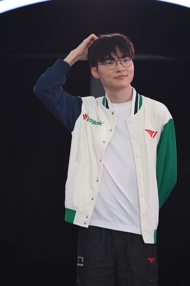 T1 ch&iacute;nh thức xuất hiện tr&ecirc;n s&acirc;n khấu: Faker g&acirc;y sốt với visual "đỉnh của đỉnh", điển trai đến mức đốn tim fan- Ảnh 2.