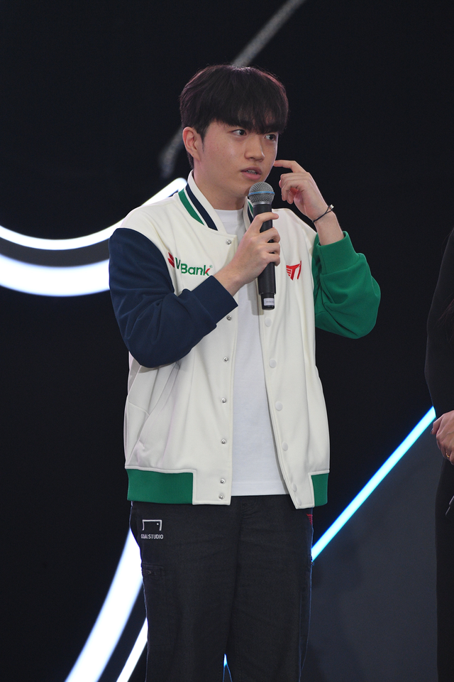 T1 ch&iacute;nh thức xuất hiện tr&ecirc;n s&acirc;n khấu: Faker g&acirc;y sốt với visual "đỉnh của đỉnh", điển trai đến mức đốn tim fan- Ảnh 7.