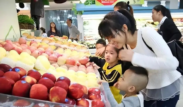 Con trai 4 tuổi l&eacute;n ăn 1 quả cherry trong si&ecirc;u thị, bị nh&acirc;n vi&ecirc;n đ&ograve;i bồi thường nguy&ecirc;n c&acirc;n: Phản ứng của người mẹ g&acirc;y b&atilde;o- Ảnh 1.