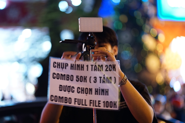 
TP.HCM bất ngờ đổ mưa đ&ecirc;m Noel: Những khoảnh khắc tr&aacute;i ngược giữa phố- Ảnh 24.