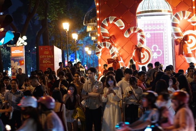 Hà Nội: Đường phố kẹt cứng, người dân đổ xô đi đón Giáng Sinh- Ảnh 6.